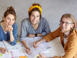 studenci pracują nad zaliczeniem pracy na studia